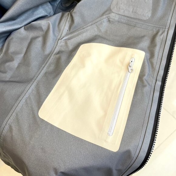 Arc'teryx Men's Women's Jackets - Picture 8 of 9